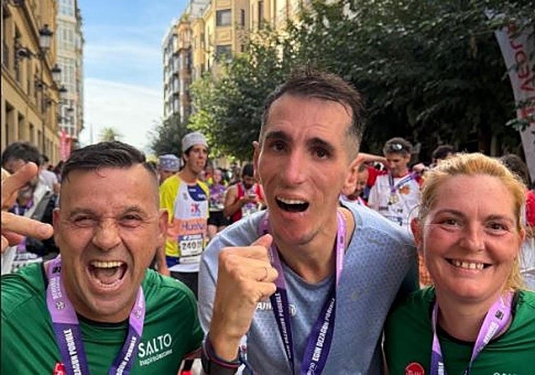 La emoción al acabar la Behobia de Alex Roca, el maratoniano con una discapacidad del 76%