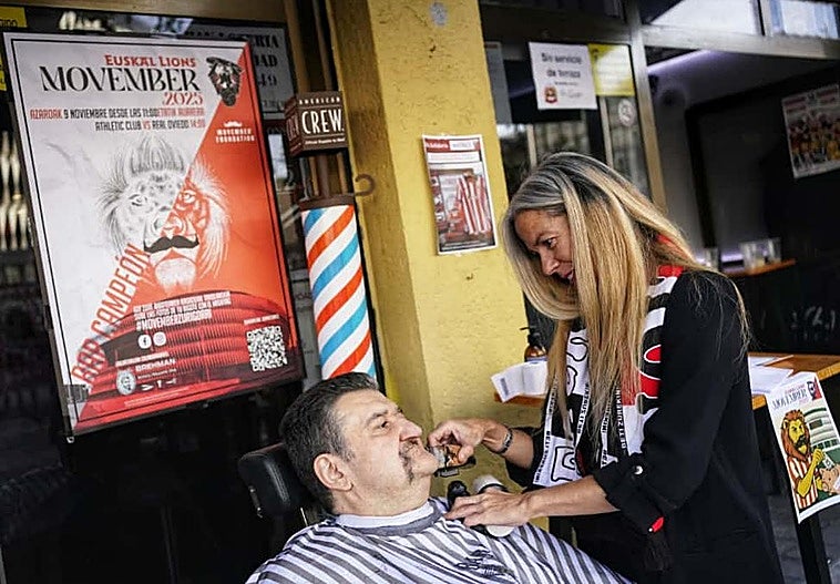 Una peña del Athletic convierte un bar de San Mamés en barbería solidaria