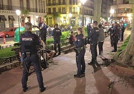 Agentes de la Ertzaintza realizando identificaciones en Jardines de Albia.