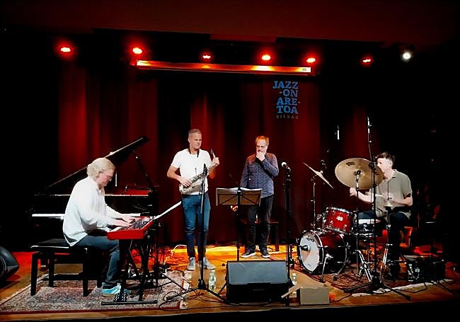 Kjetil Jerve (teclados), Glenn Brun Henriksen (saxo alto), Didrik Ingvaldsen (trompeta) y Ståle Birkeland (batería) tocando 'Bilbao'.