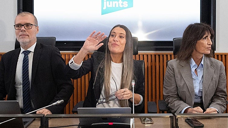 Juntsek arreta eskatzen du oihuka, baina inork ez dio jaramonik egiten