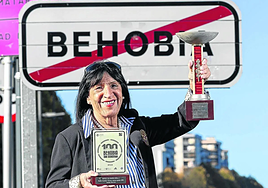 La fondista Begoña Zuñiga posa en Behobia, donde vive, con uno de los trofeos que consiguió en su gran carrera como atleta.