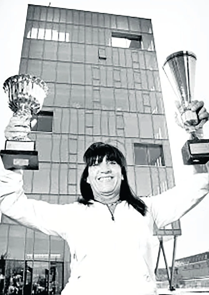 Begoña posa con dos de los muchos trofeos que ha logrado como atleta de élite.