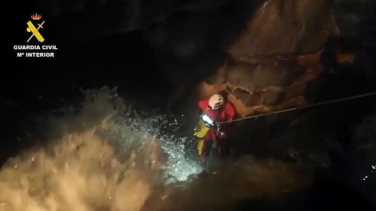 Entre fuertes corrientes y cataratas: complicado rescate de dos espeleólogos atrapados en una cueva de los Picos de Europa