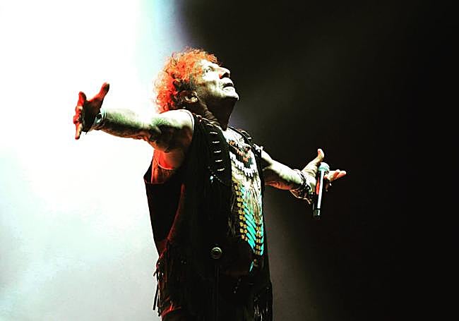 Fortu, el gurú de Obús, crucificado en 'Te visitará la muerte'.