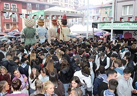 Numerosa población y los gigantes de Iruña se reunieron bajo la cubierta de la plaza central de Ermua.