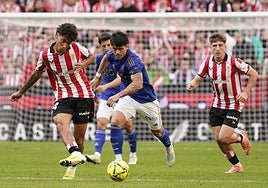 Seltón filtra un pase en la primeta mitad ante la mirada de Jauregizar.