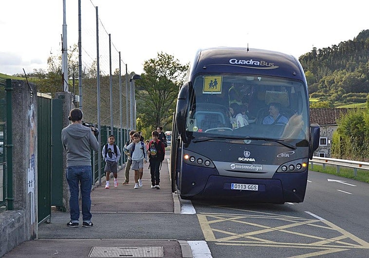 Uso de cinturones, buena señalización... Ertzaintza y Policía local vigilarán la seguridad en el transporte escolar