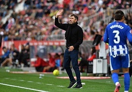 Coudet da instrucciones a sus jugadores en Montilivi.