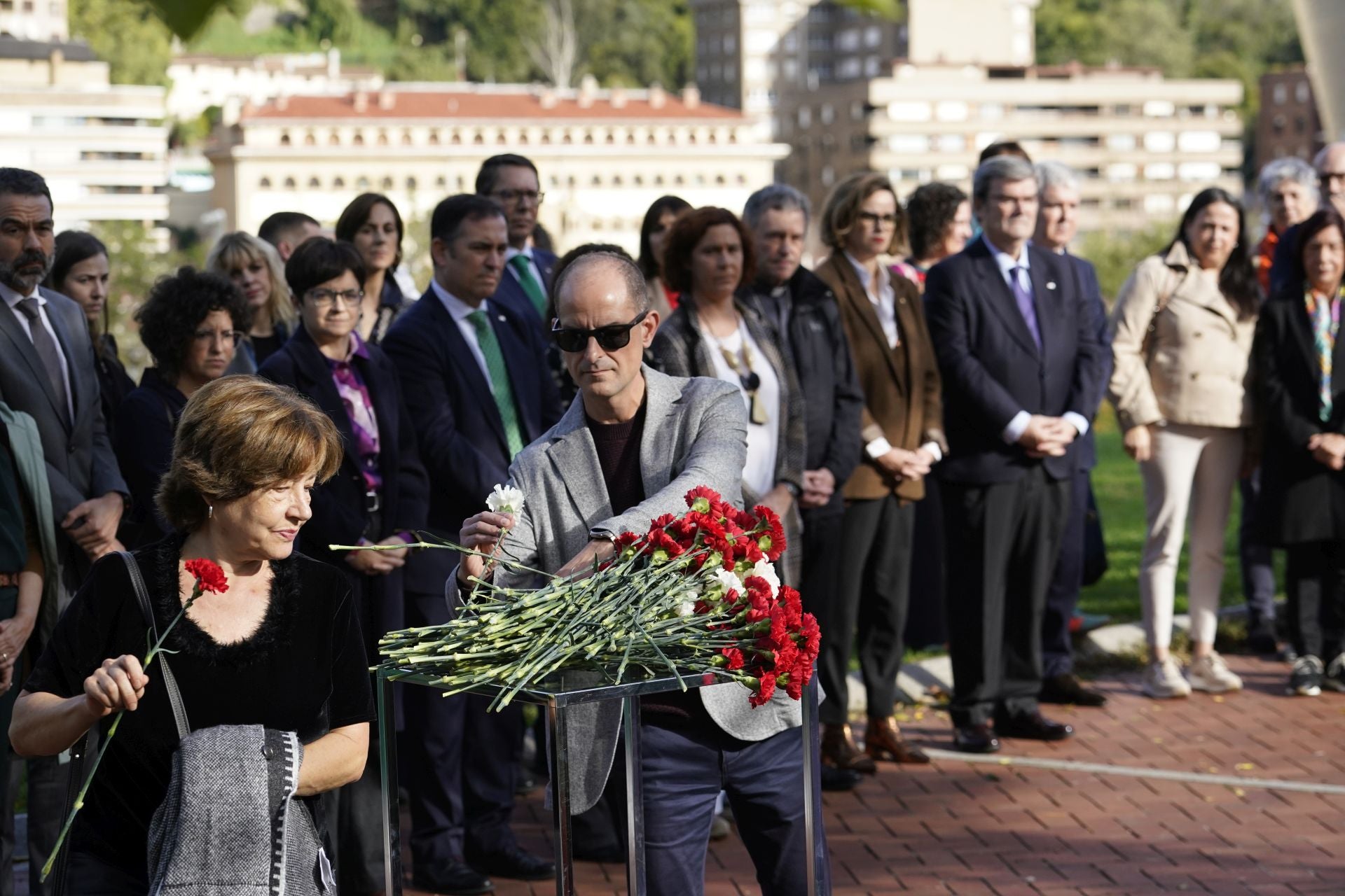 La ofrenda floral por el Día de la Memoria en Bilbao, en imágenes