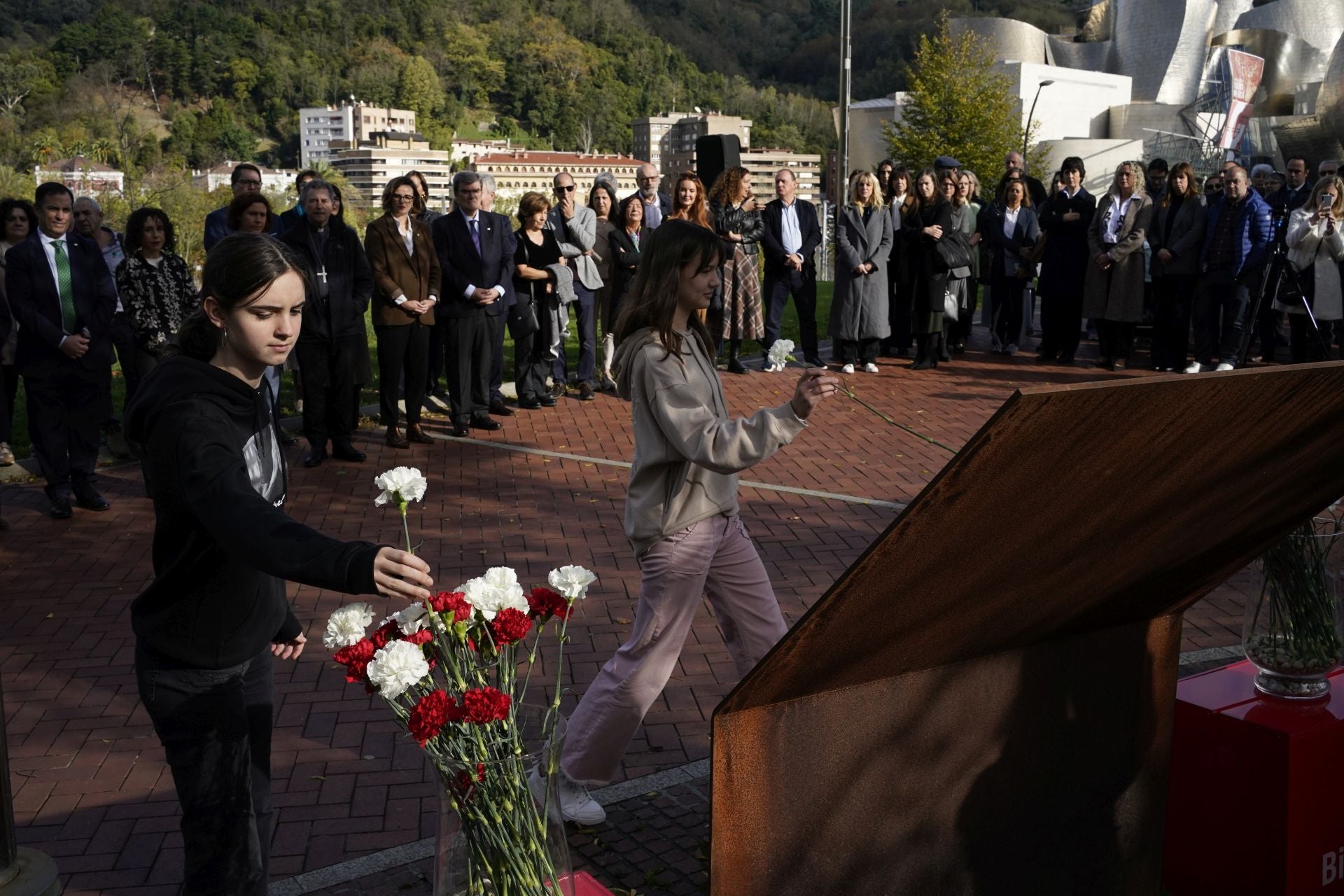 La ofrenda floral por el Día de la Memoria en Bilbao, en imágenes
