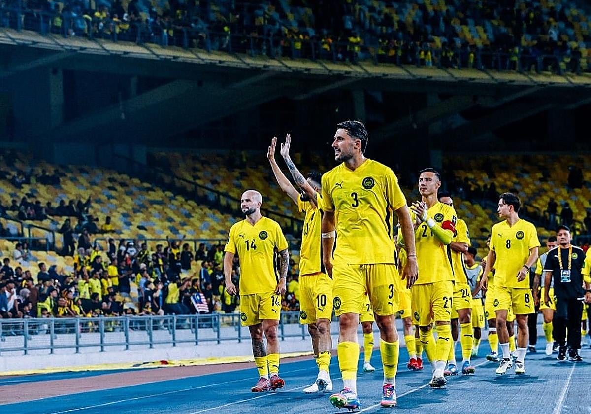 Facundo Garcés saluda a la afición de Malasia tras la victoria sobre Vietnam.