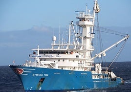 Imagen del atunero 'Intertuna Tres' de la compañía bermeana Albacora navegando por el océno Índico donde opera a la pesquería de túnidos.