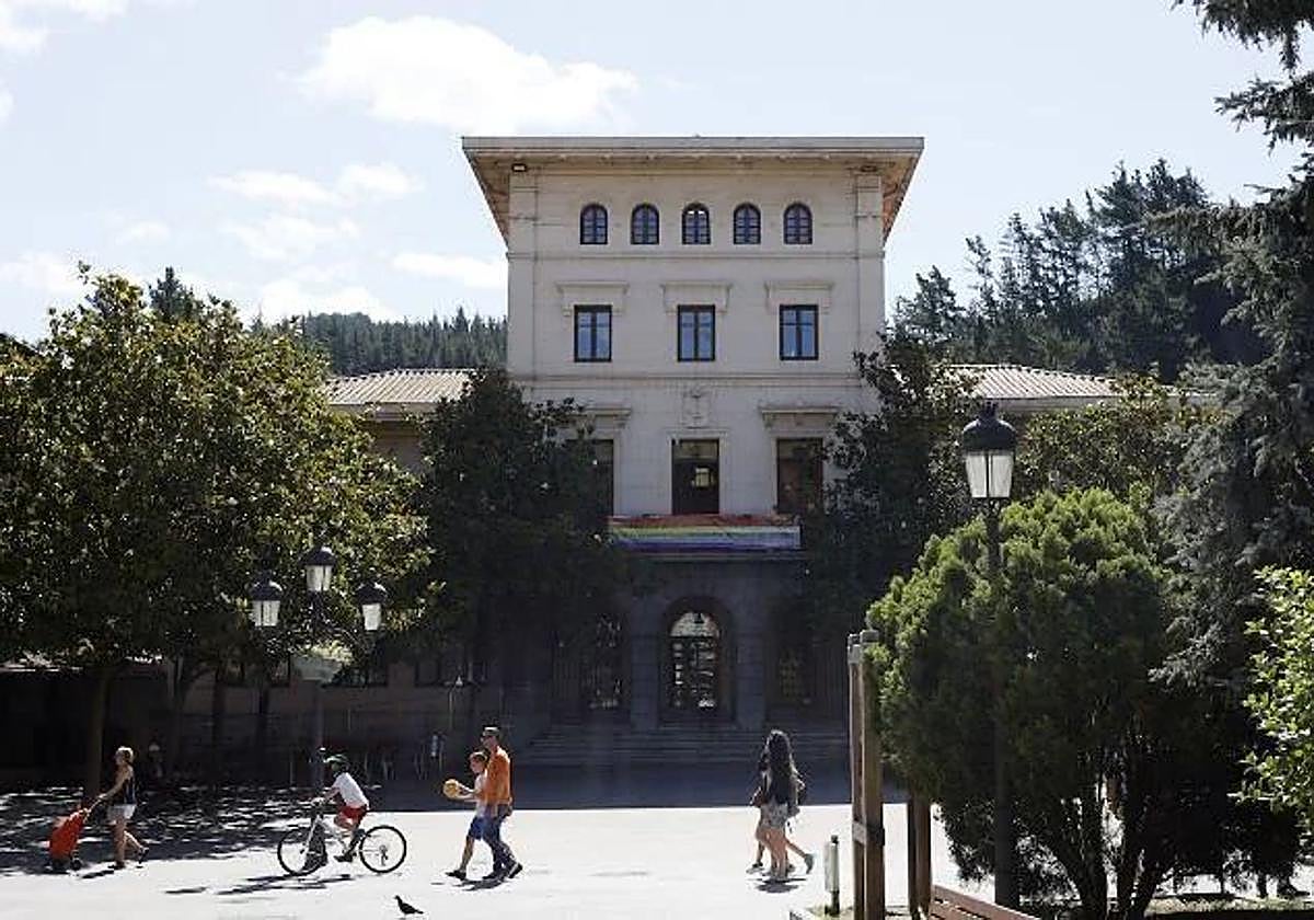 El alcalde recibirá a los vecinos en el Ayuntamiento los días 17 y 24 de este mes.