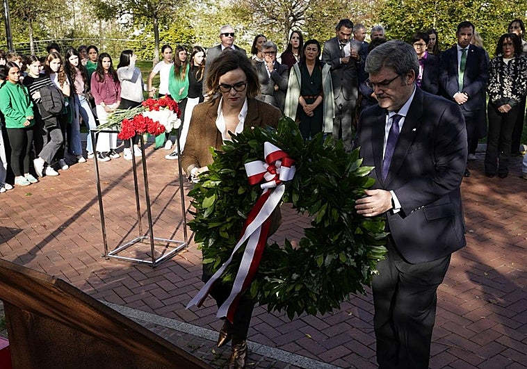 Bilbao recuerda a sus víctimas del terrorismo y de la violencia política: «Cada ausencia es una herida abierta»