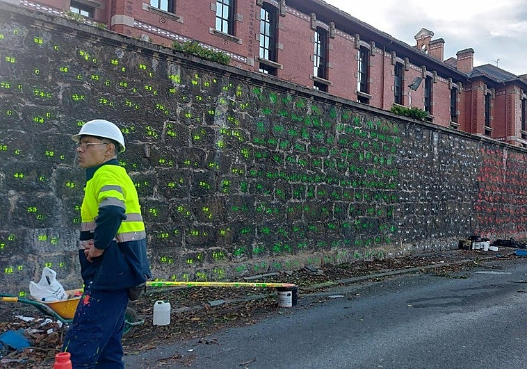 Numeran y retiran una a una las piedras de un muro de Basurto para poder reconstruirlo