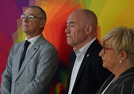 El rector de la UPV/EHU, Joxerramon Bengoetxea, y el consejero de Universidades, Juan Ignacio Pérez Iglesias, el pasado miércoles en un acto.