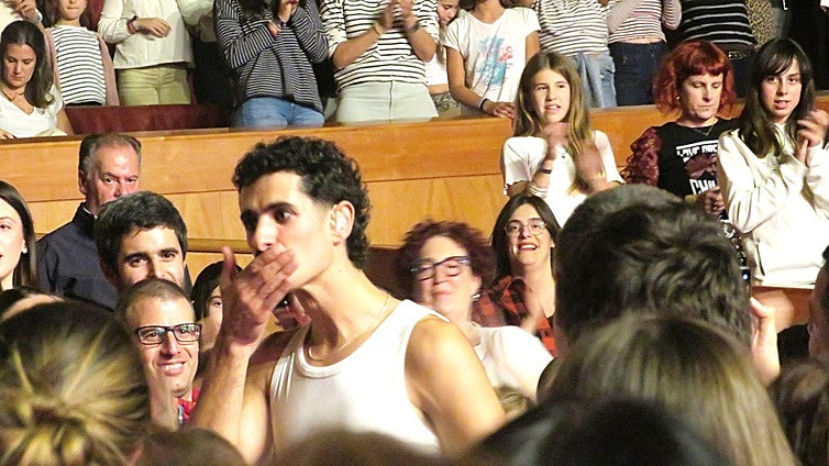 El líder Tom Lizarazu lanzando un beso al público que le rodea en 'Bueltan da', la última canción.