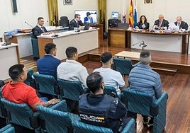Los cinco acusados atienden a las explicaciones del presidente de la Sección Tercera de la Audiencia Provincial, Agustín Alonso.