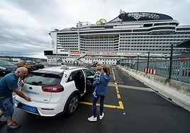 Un taxista deja a una familia en la terminal de cruceros de Getxo.