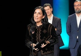 La directora Alauda Ruiz de Azúa recibe la Concha de Oro por la película ´Los Domingos´.