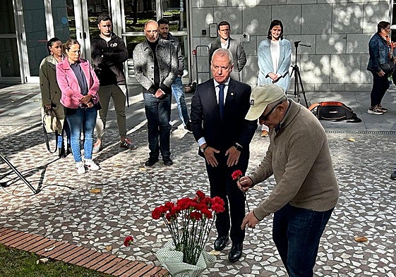 Representantes políticos, familiares de víctimas y vecinos se reunieron en Ezkurdi.