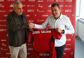 El nuevo técnico rojillo estrecha la mano de Alfredo Merino.