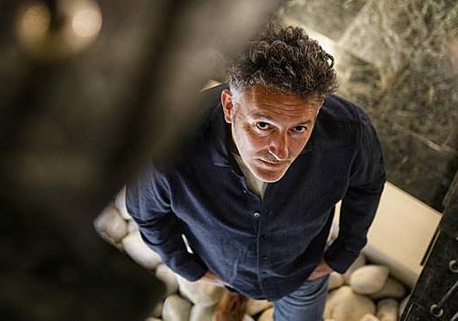 El escritor portugalujo Mikel Santiago.