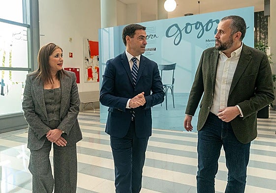 La consejera San José, el lehendakari y el director de Gogora, Alberto Alonso, en el Palacio de Congreso Europa.