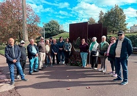 La agrupación socialista en el monumento del parque Bizkotxalde de Basauri, donde han realizado una ofrenda floral y una concentración silenciosa