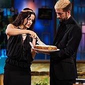 El bautismo de Rosalía en 'La Revuelta': junta de vecinos con Almodóvar, bizcochito casero y un pulso con Broncano