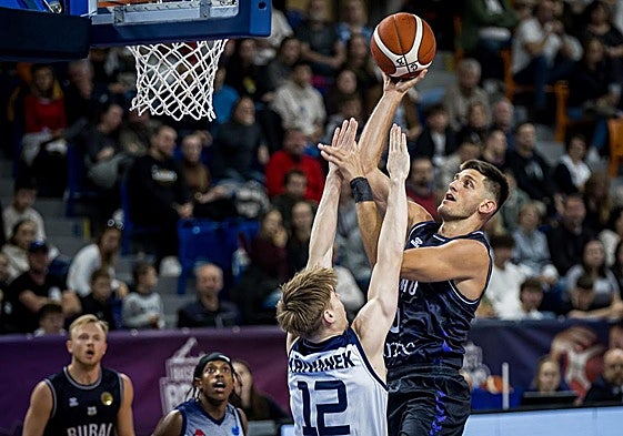 Martin Krampelj busca la canasta del Brno en el partido de la primera vuelta en la República Checa.