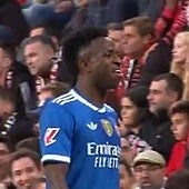 Vinicius se encara con la grada de Vallecas: «Pagáis para verme...»