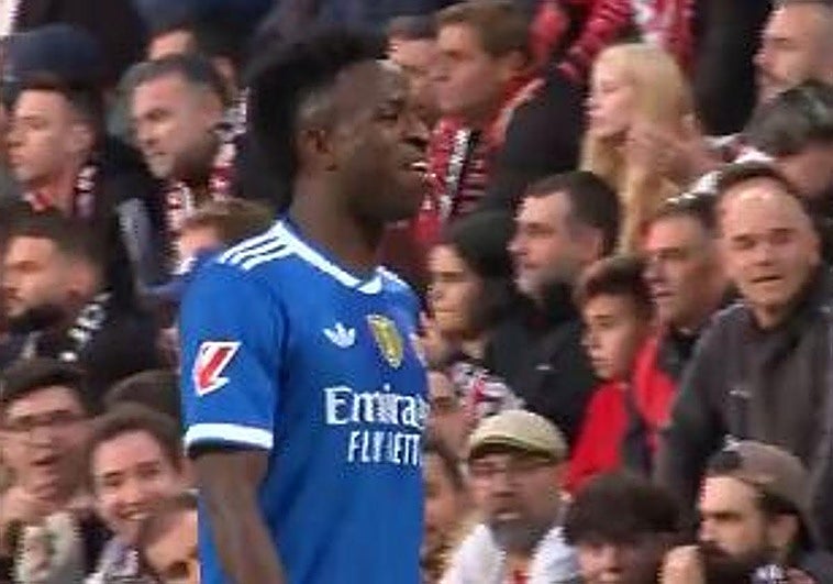 Vinicius se encara con la grada de Vallecas: «Pagáis para verme...»