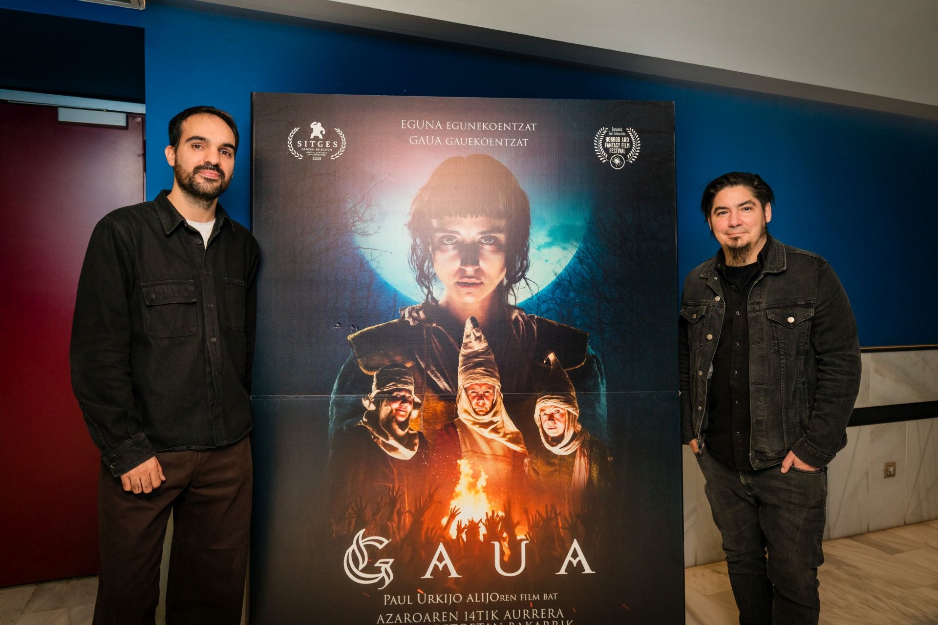 El productor Ander Sagardoy y el director Paul Urkijo, ante el cartel de 'Gaua'.