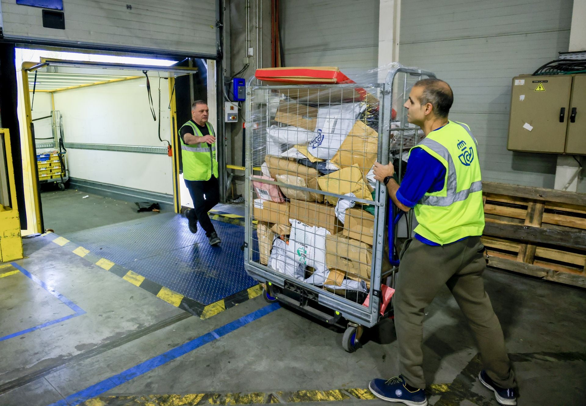Así trabaja Correos en Álava en su momento de mayor trabajo del año