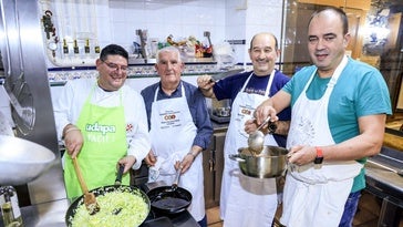 Diego Chaparro, Ángel Zabala, Andoni Gómez 'Tazo' y Seve Ubierna bromean entre fogones. Debajo, las alubias pitu con tiras de lumagorri y el taco de pollo pibil con cebolla encurtida.