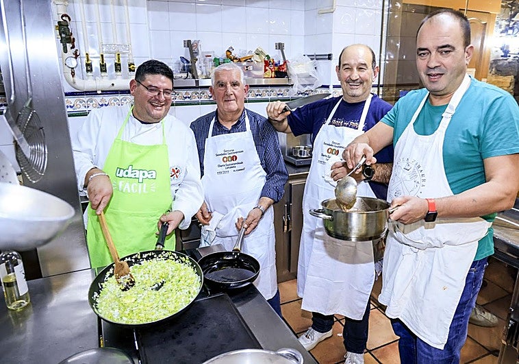 Diego Chaparro, Ángel Zabala, Andoni Gómez 'Tazo' y Seve Ubierna bromean entre fogones. Debajo, las alubias pitu con tiras de lumagorri y el taco de pollo pibil con cebolla encurtida.