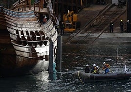 La réplica del ballenero San Juan abandondo el astillero el pasado viernes.