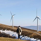 Tres aerogeneradores ubicados en un parque eólico de Álava.