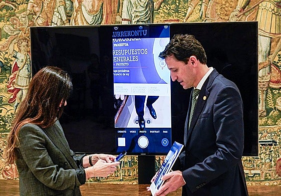 El consejero de Hacienda, Noël d'Anjou, en la presentación del proyecto en el Parlamento vasco.
