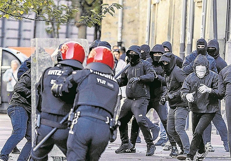La Ertzaintza no pudo actuar contra Falange al tener que «repeler agresiones» radicales