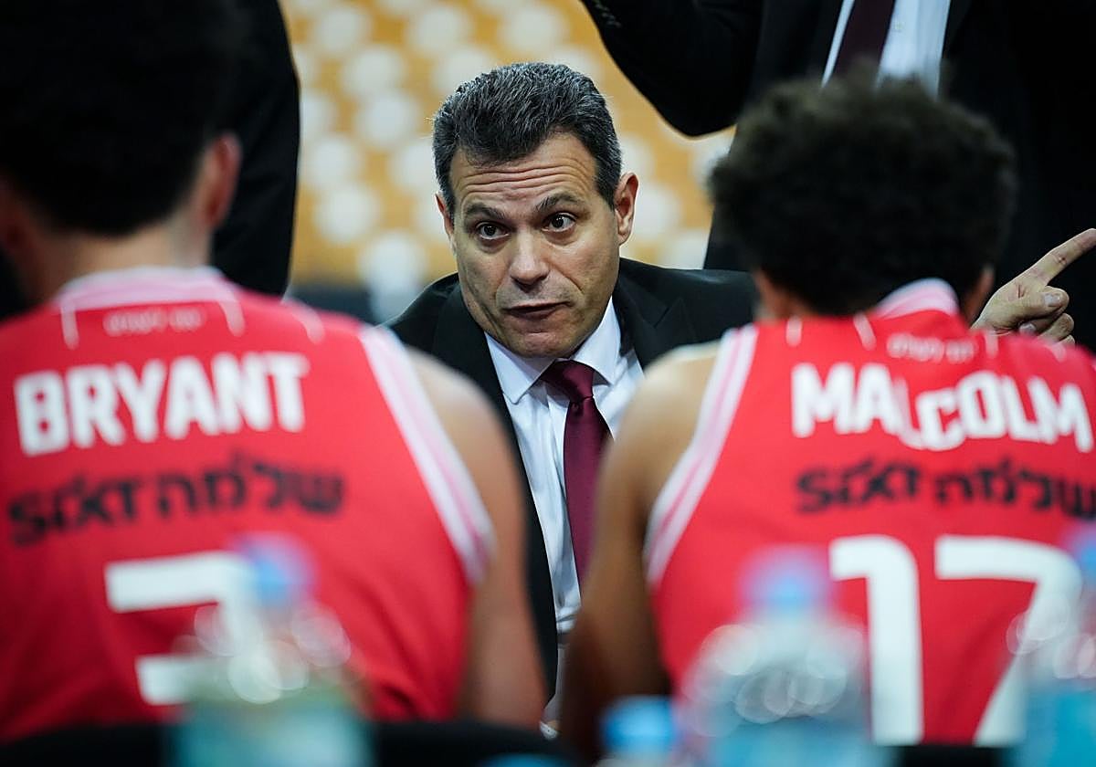 Dimitris Itoudis habla a sus jugadores durante un partido entre el Dubai Basketball y el Hapoel Tel Aviv.