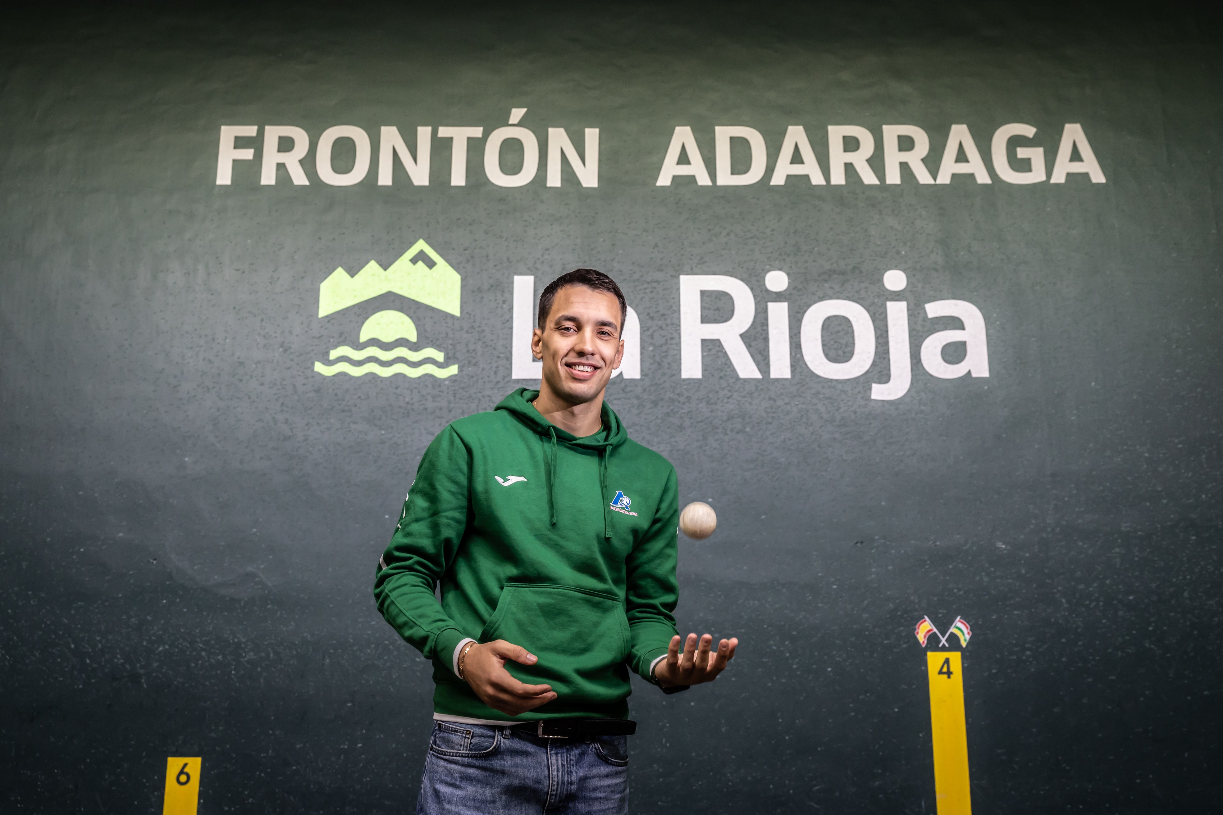 Javier zabala juega con una pelota en el frontón Adarraga de Logroño.