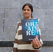 Nerea Loiola idazlea bere azken liburuarekin, 'Orarie'.