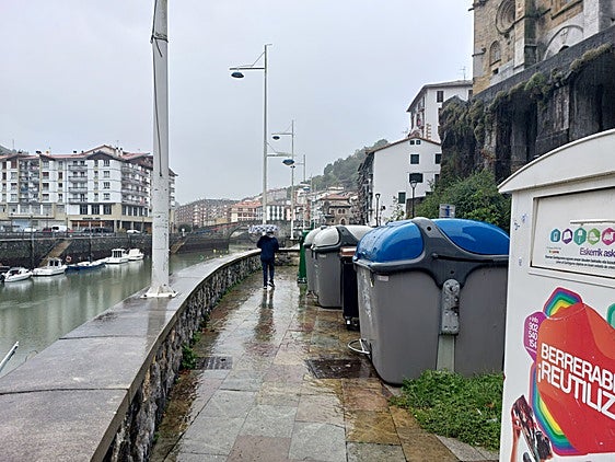 El municipio vizcaíno que sube un 380% la basura a los pisos turísticos y un 30% al resto