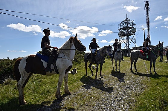 Aficionados disfrutan de un paseo a caballo pro el alto de Sollube, en Bermeo.