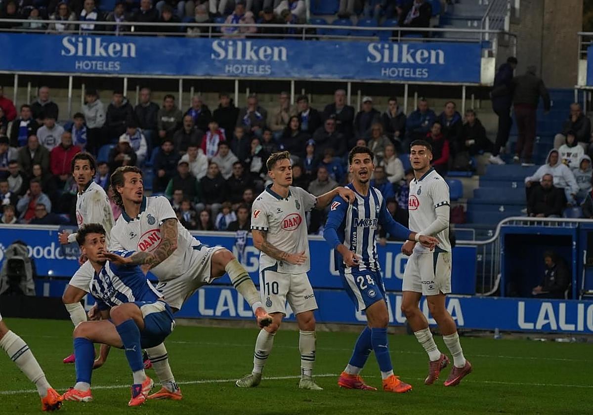 Antonio Blanco pugna con el espanyolista Carlos Romero.