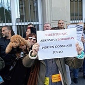 Trabajadores de Fibertecnic, en una concentración frente al Parlamento vasco