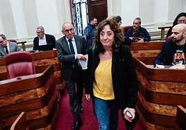 Ramiro González (PNV) y Eva López de Arroyabe (EH Bildu) acceden al pleno de las Juntas Generales.